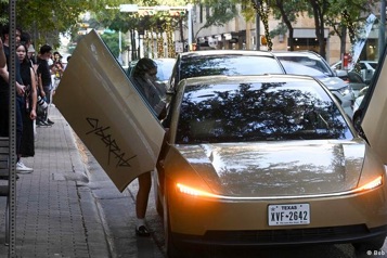 Presenta Tesla robotaxi autónomo sin pedales