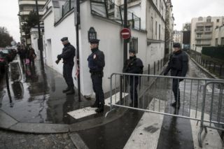 atacantes atrincherados charlie hebdo.jpg