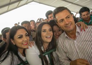 asi le fue