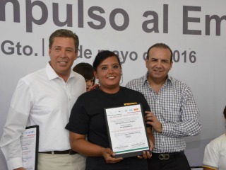 Entrega STPS  guanajuatenses apoyos para capacitacion 3