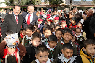 16B1 Eruviel Avila y Aurelio Nuno entregan secundaria del programa Escuelas al Cie