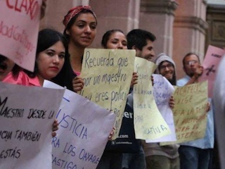 8C Protestan en apoyo-320x240