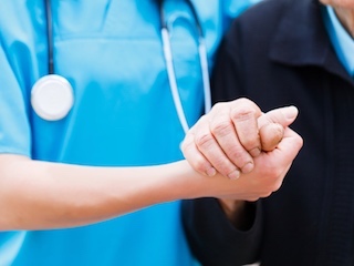 64-salud-adulto-mayores-medicos-WB