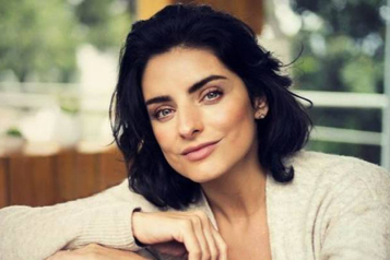 web-61-Aislinn Derbez